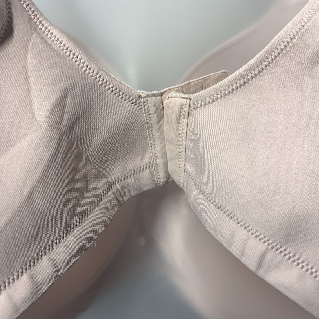 Vanity Fair 71380 Womens Full Figure Beauty Back Smoothing Bra 4 Way Stretch 42H