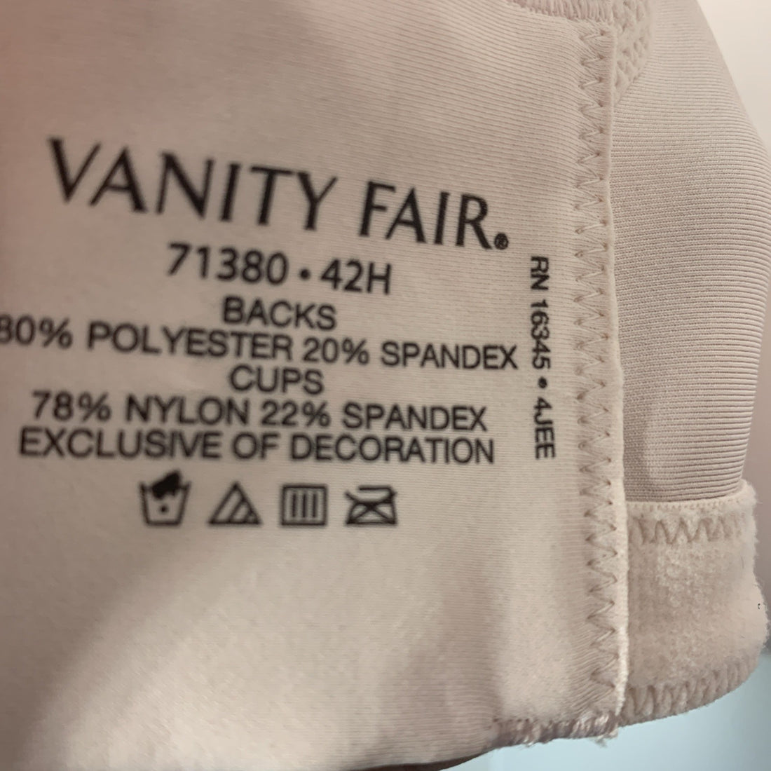 Vanity Fair 71380 Womens Full Figure Beauty Back Smoothing Bra 4 Way Stretch 42H