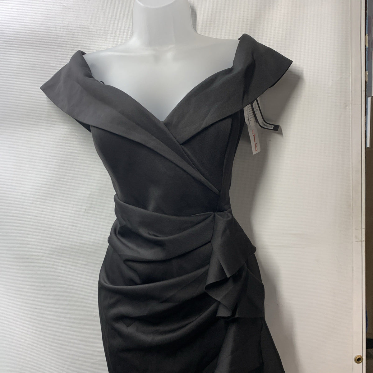 Xscape Women's Long Off-the-Shoulder Sweetheart Neckline Formal Evening Gown 16P