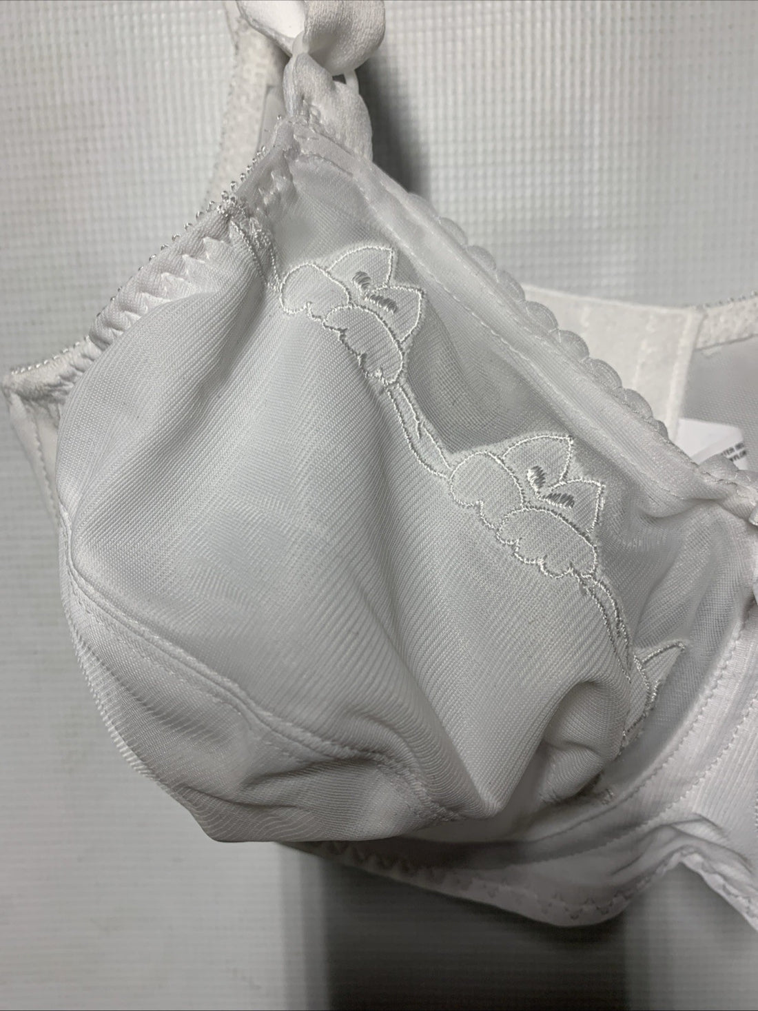 Bali 0180 Flower Bali Underwire Bra 36D White Full Coverage Lightly Lined Cup