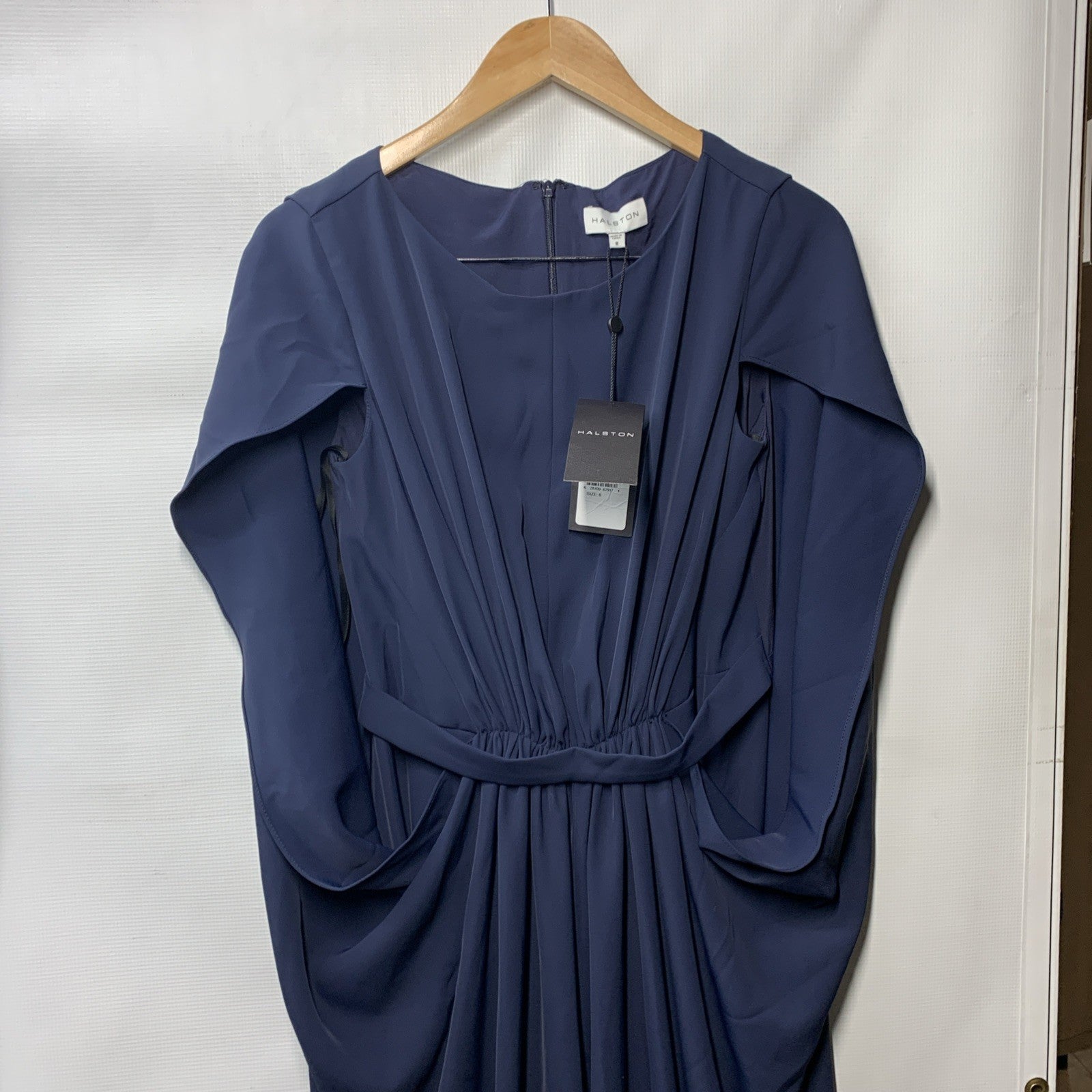 Halston Starla Gown Long Elegant Party Formal Fully Lined Cape Sleeve Size 8