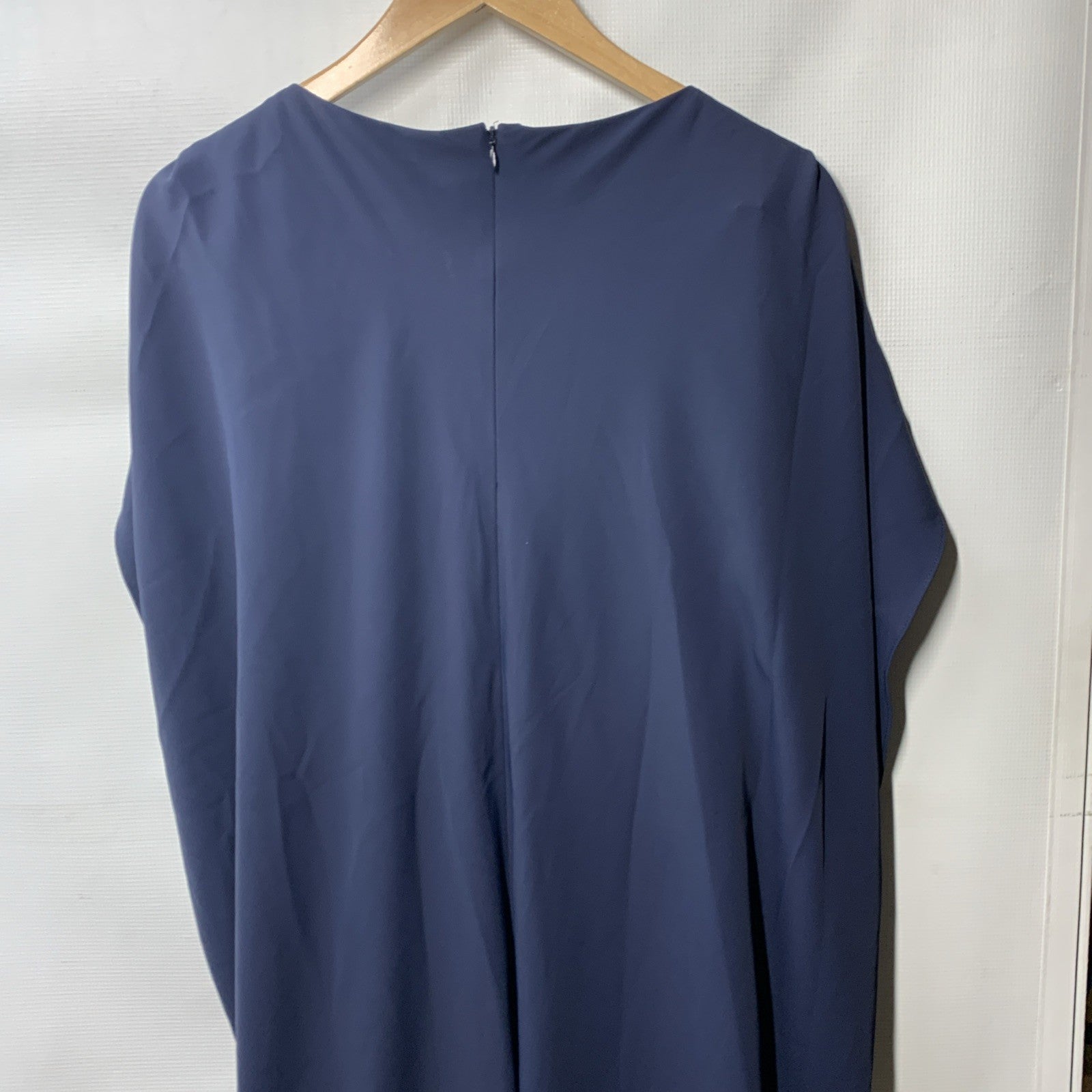 Halston Starla Gown Long Elegant Party Formal Fully Lined Cape Sleeve Size 8