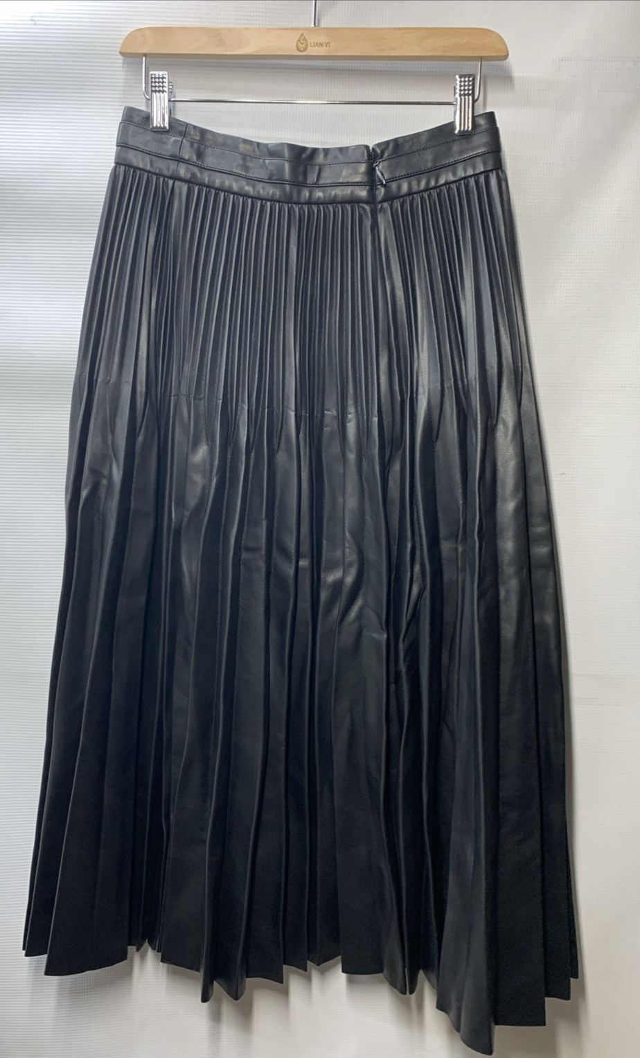 BCBGMAXAZRIA Women's Faux Leather Pleated Skirt with Back Zipper Size 6 Black