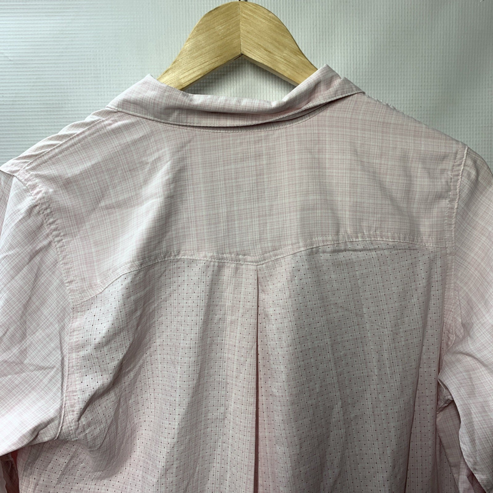 Huk Women's Standard Tide Point Long Sleeve Collared Fishing Shirt Pink Medium