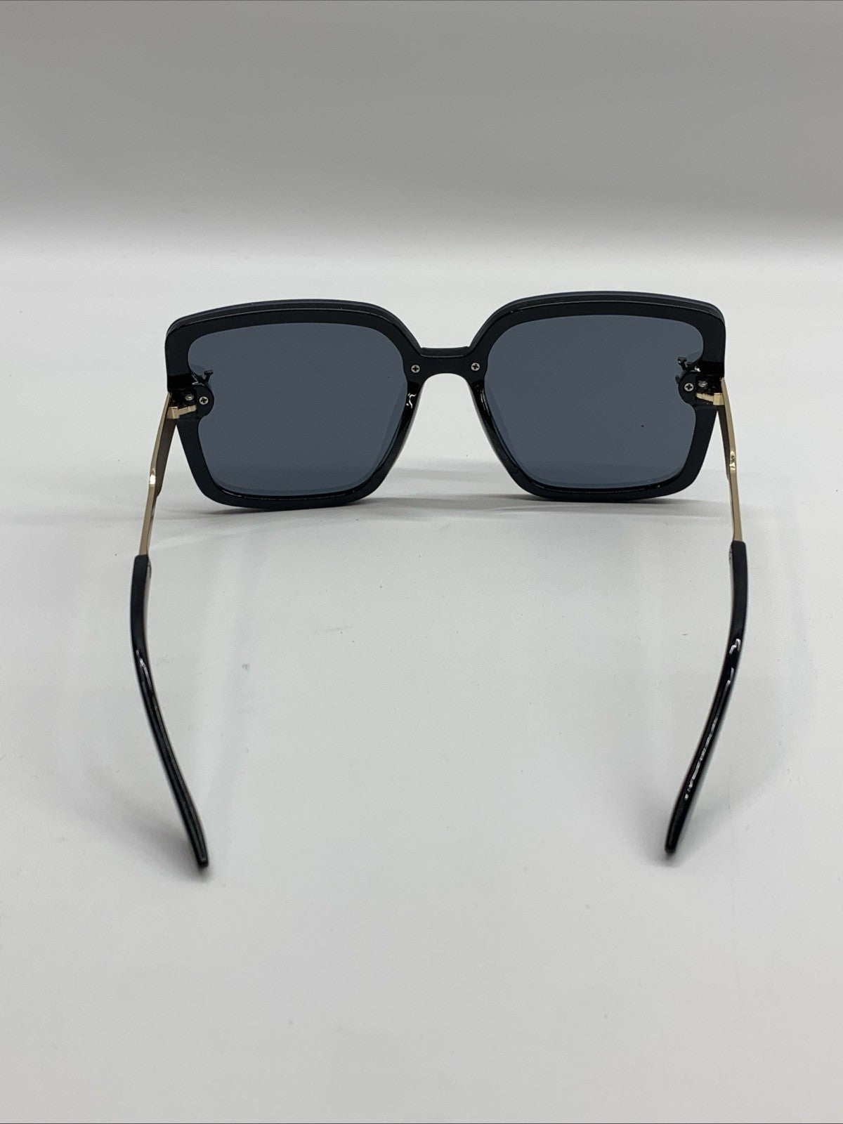 Louis Vuitton Women's Square Sunglasses Gold Metal 1342. 61 17-141 - USED GOOD