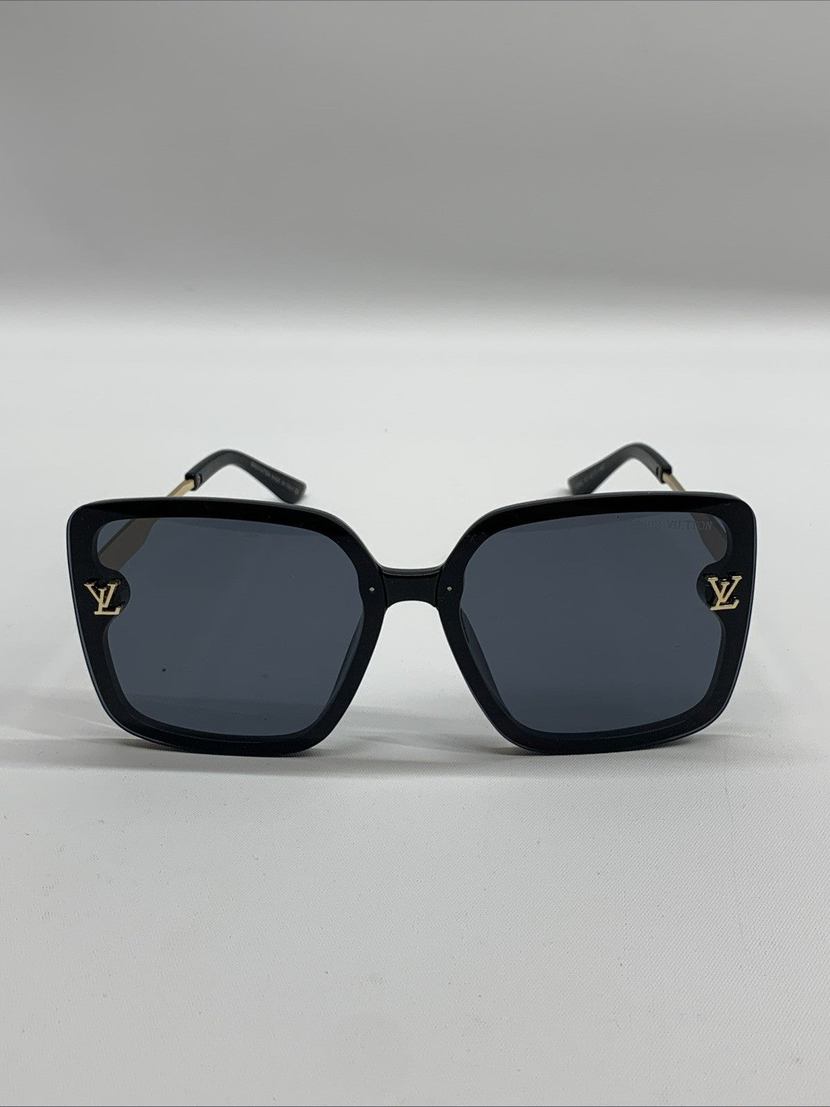 Louis Vuitton Women's Square Sunglasses Gold Metal 1342. 61 17-141 - USED GOOD