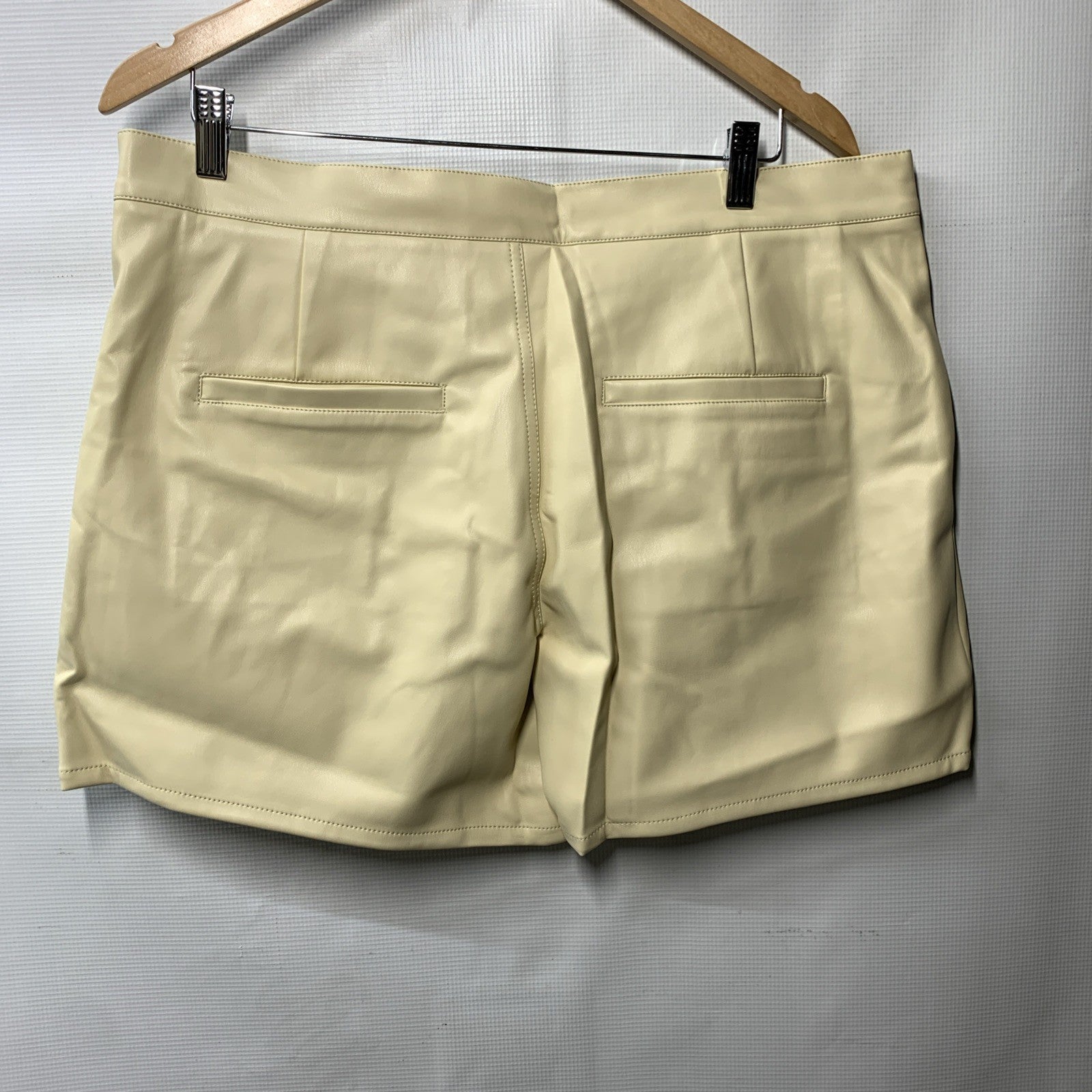 HUDSON Women's Mid Rise Pleated Short Size 33 Moth Collection with Pockets