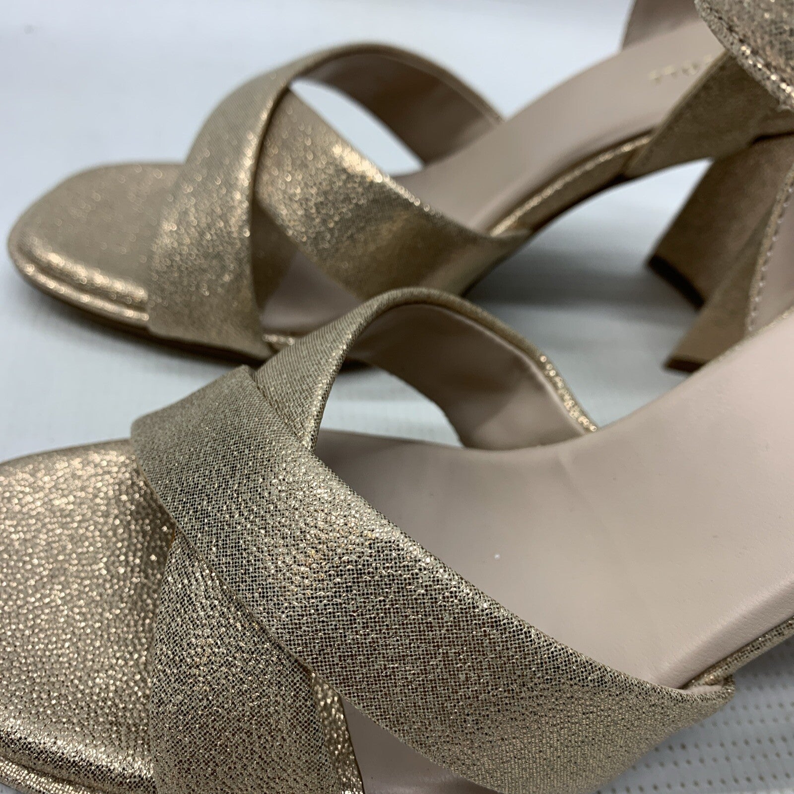 Kenneth Cole New York Women's Lessia Wedge Heeled Sandal Size 8.5 Light Gold