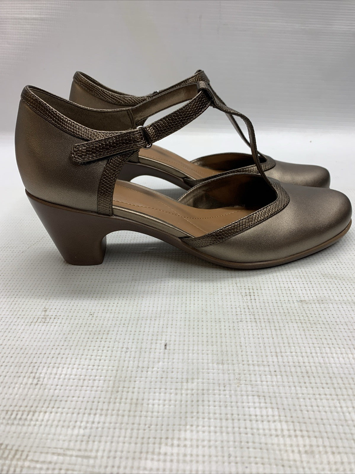 Easy Spirit Women's Cara Pump Bronze 750 Sz 10M T-Strap Upper Mid Heeled Sandal