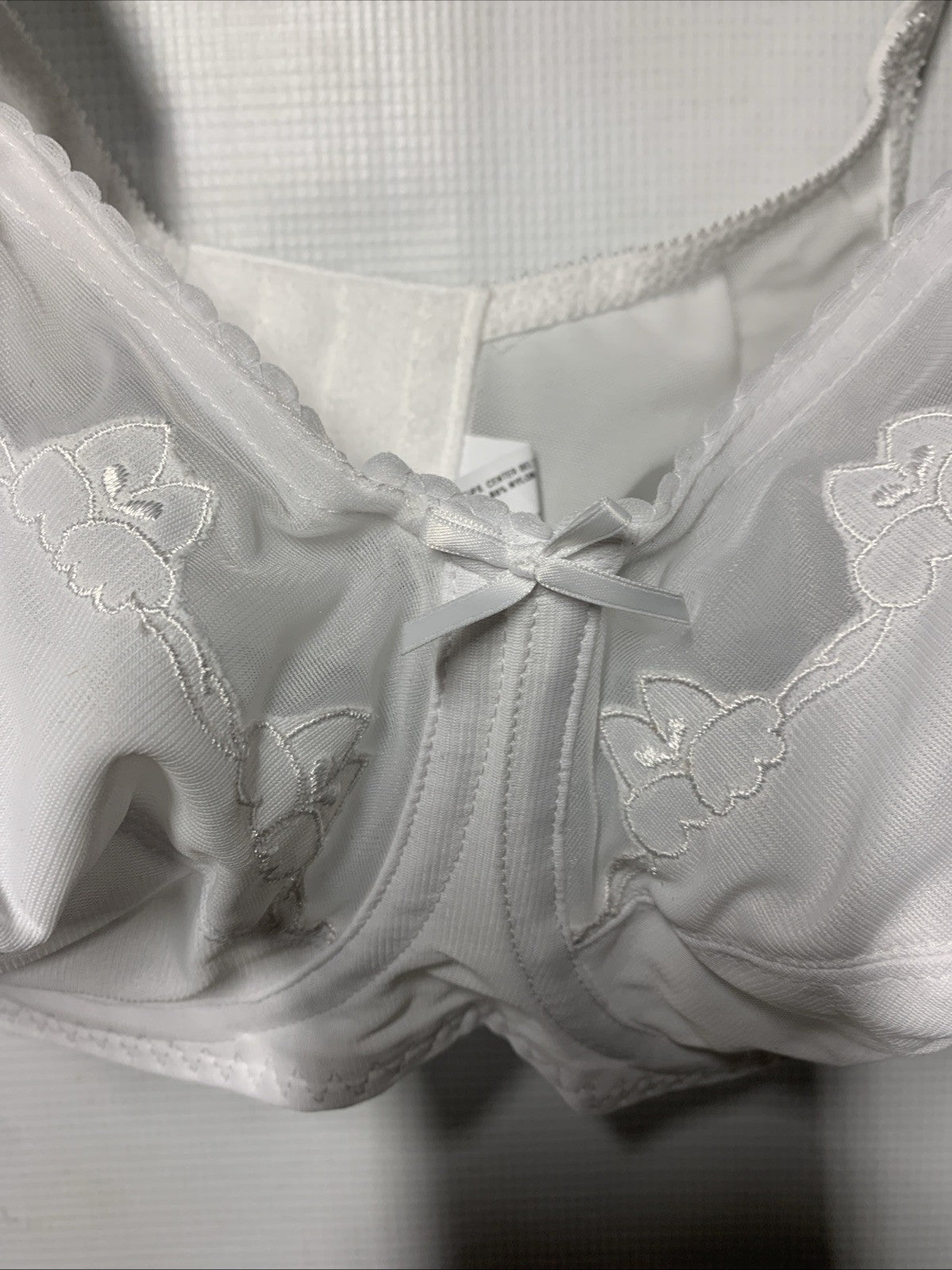 White Bali 0180 Flower Bali underwire bra with full coverage, lightly lined cups, in size 36D, featuring floral lace details.
