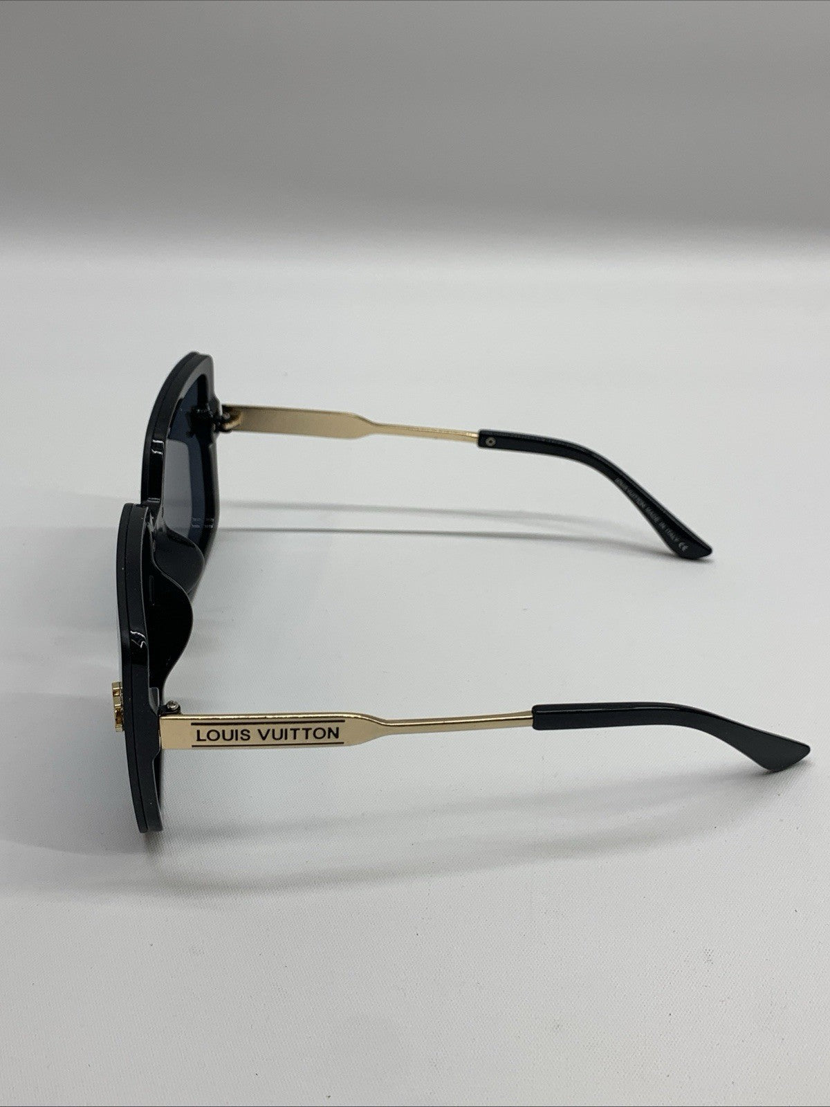 Louis Vuitton Women's Square Sunglasses Gold Metal 1342. 61 17-141 - USED GOOD