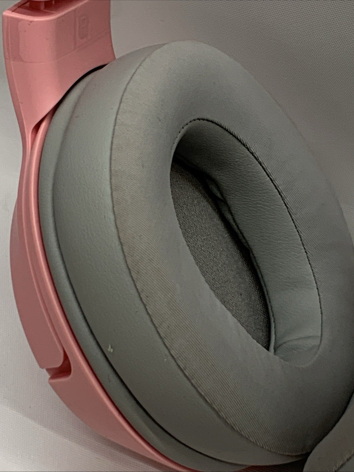 Razer Kraken BT Kitty Edition 40mm Chroma Bluetooth Headset - Quartz Pink (Used)