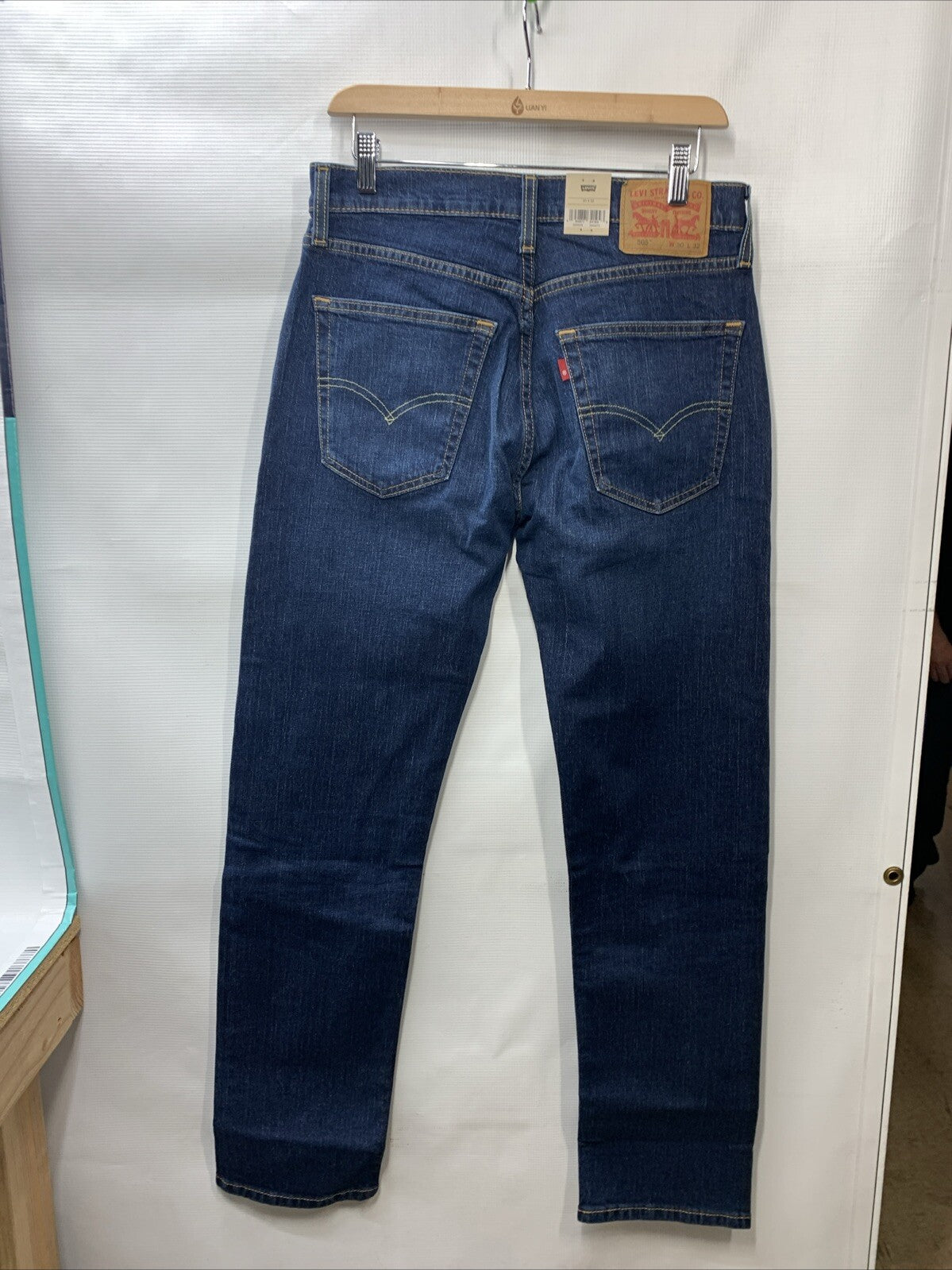 Levi's Men's 505 Regular Fit Jean Nail Loop Knot Pants Size 30W x 32L 005052195