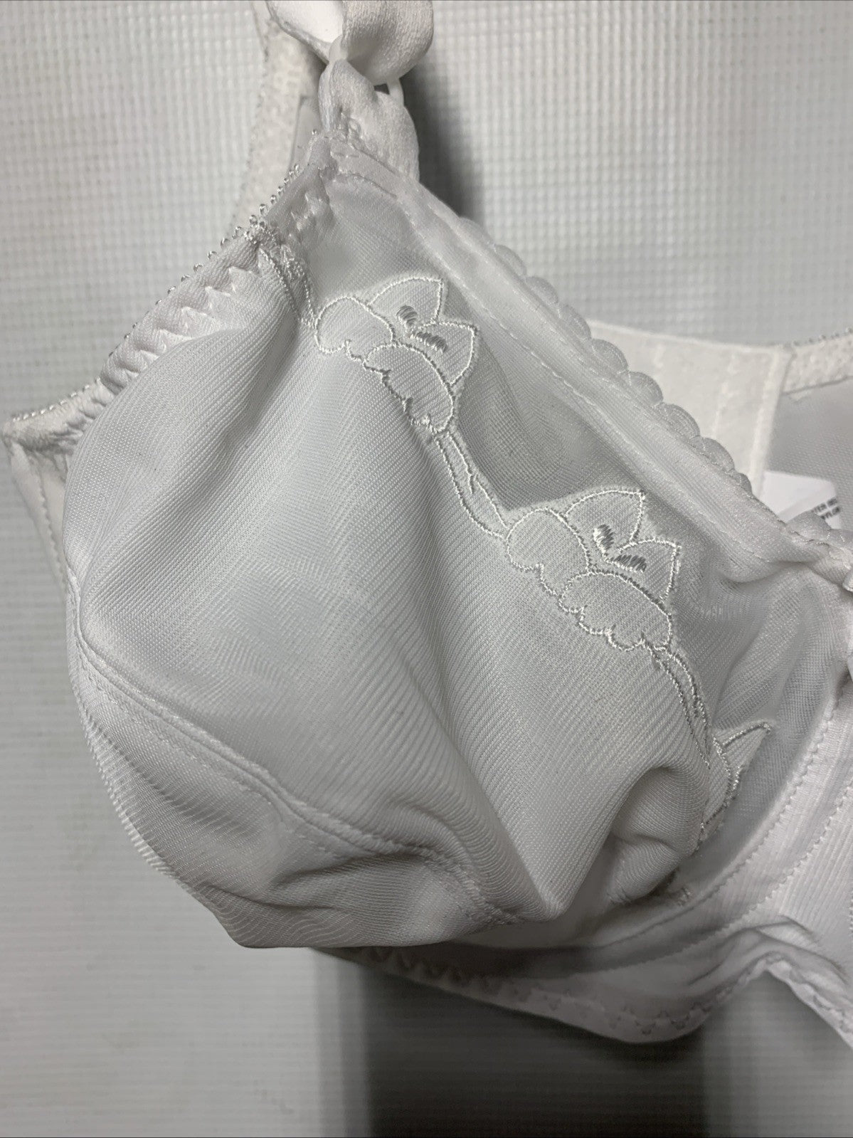 White Bali 0180 Flower Bali underwire bra in 36D with full coverage and lightly lined cups, from The Family Flips.