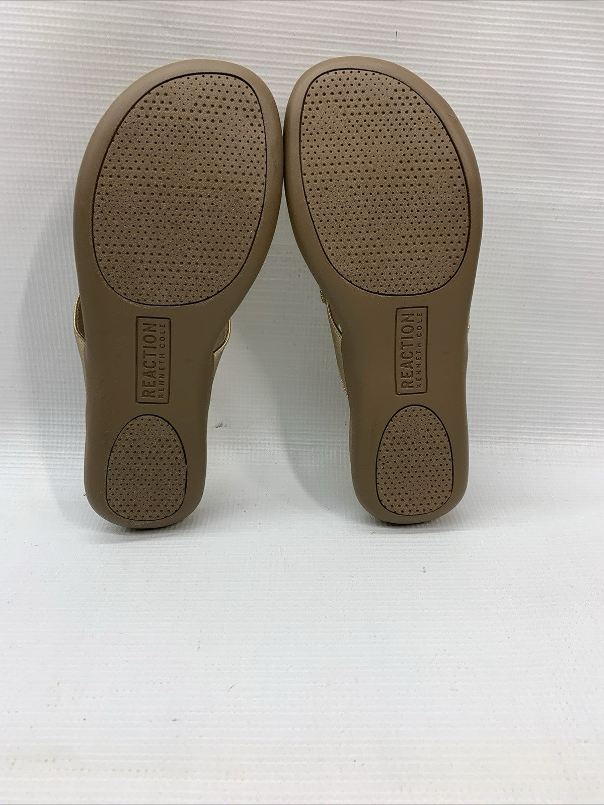 Kenneth Cole Reaction Womens Glam-Athon Gold Flip-Flops Size 6.5 Slip-on Sandal