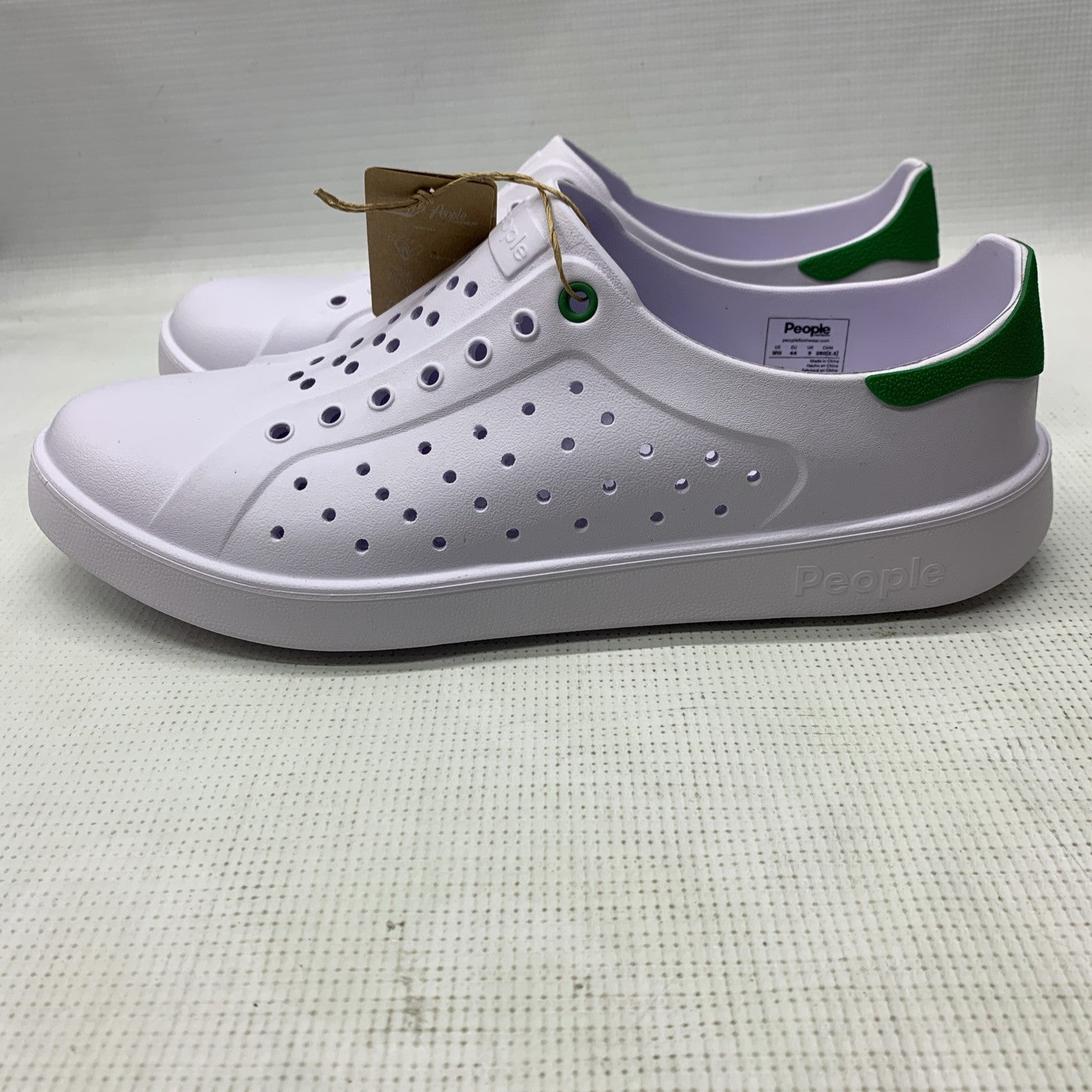 Ace, Water Sneaker Shoes  Men’s 10 Comfort, Lightweight, Yeti White Kelly Green