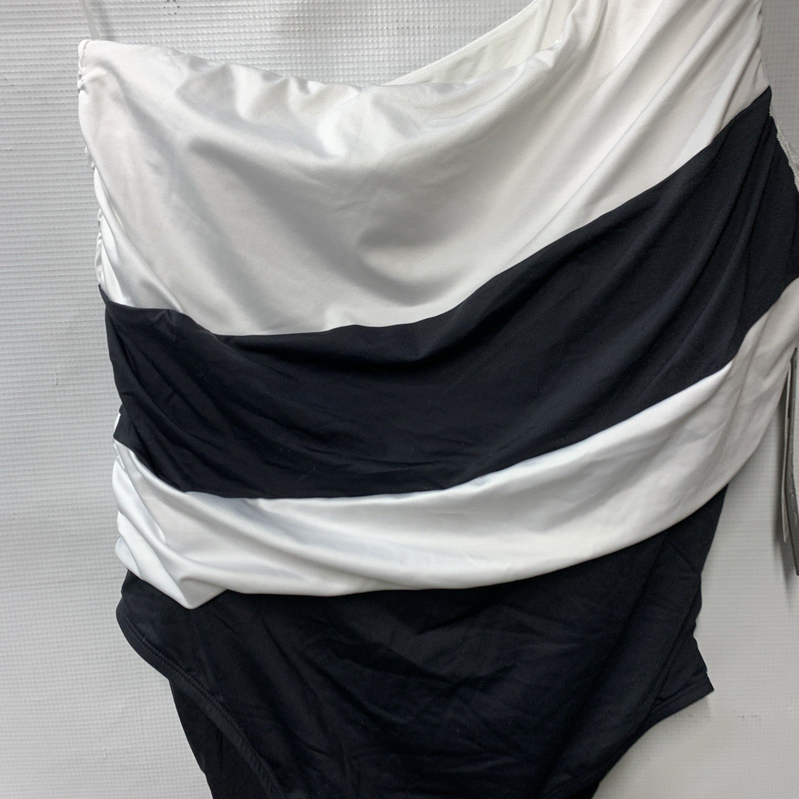 La Blanca One-Piece Women's Swimsuit Black & White LB3ZZ03 Size 16 Swimwear