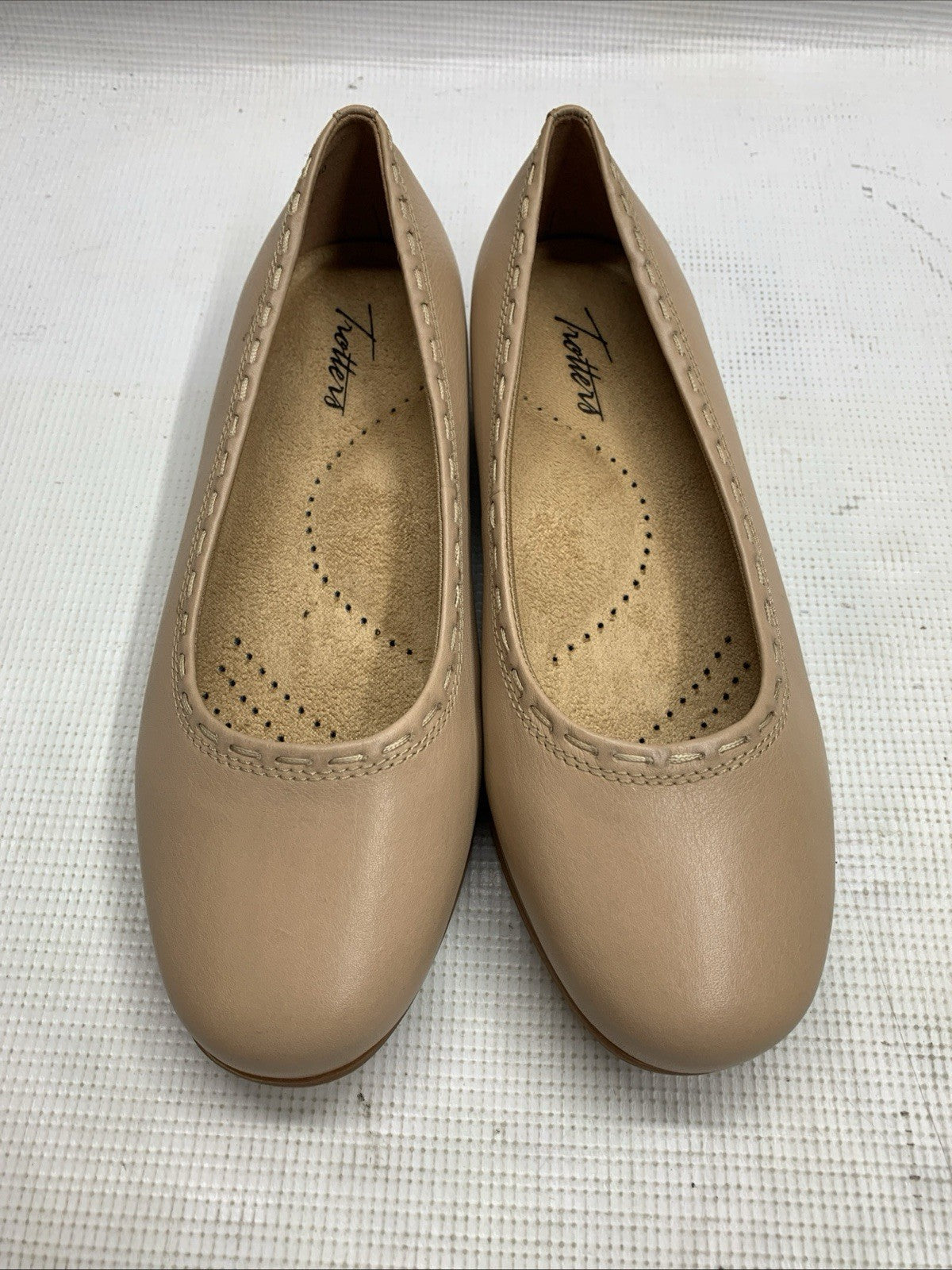 Trotters T2217-130 Dixie Leather Ballet Flat Beige Women's Size 7WW Slip-on Shoe