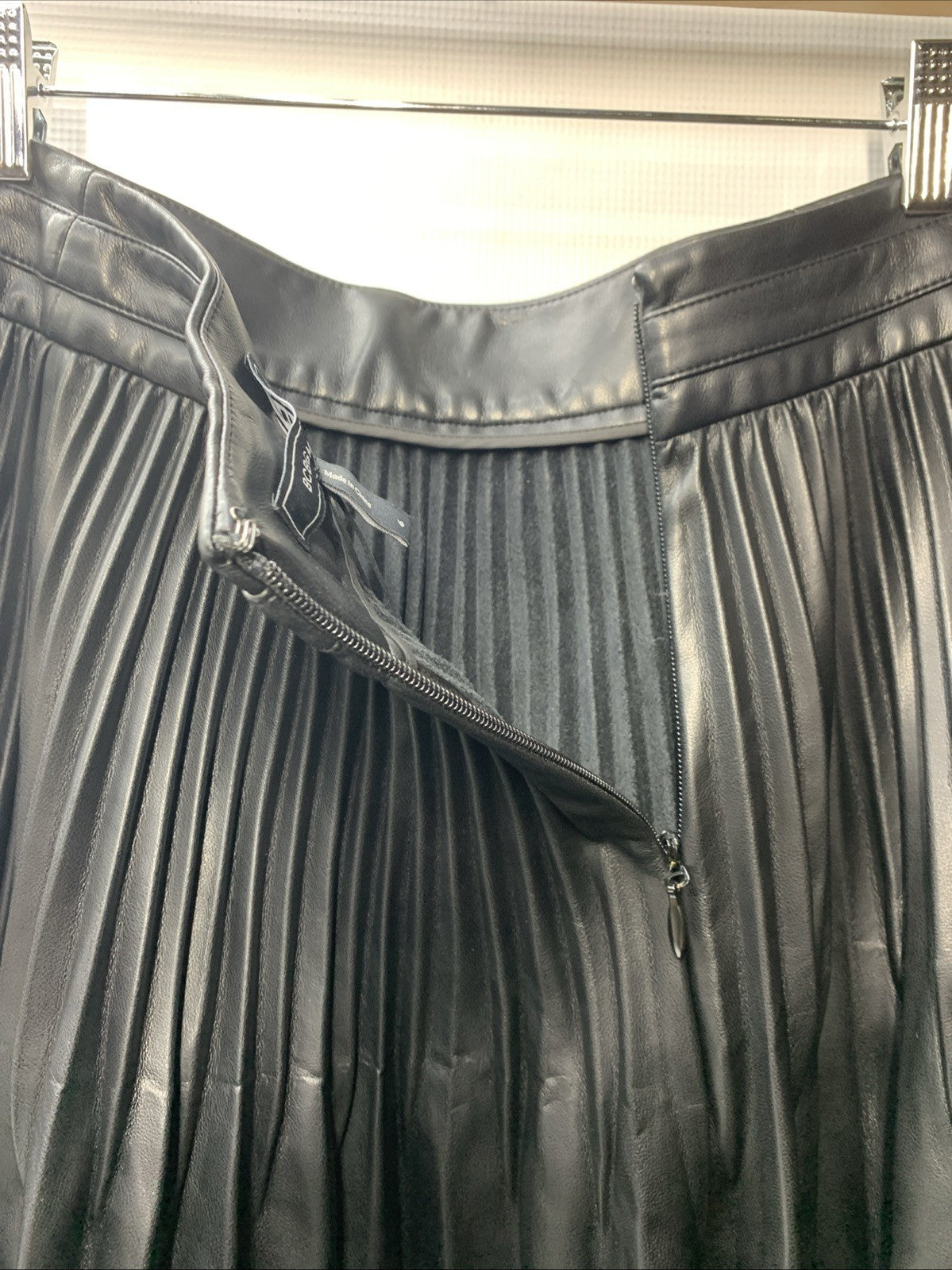 BCBGMAXAZRIA Women's Faux Leather Pleated Skirt with Back Zipper Size 6 Black