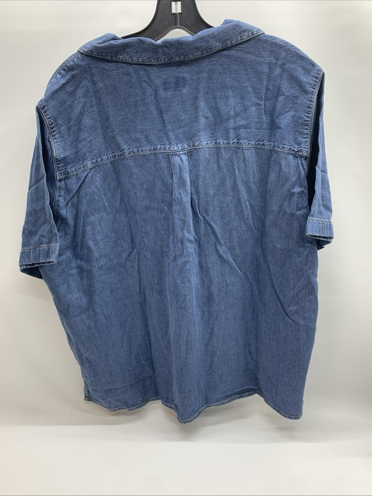 Levi’s Denim Shirt Women’s Size XL Classic Standard Fit Travel Beach Casual