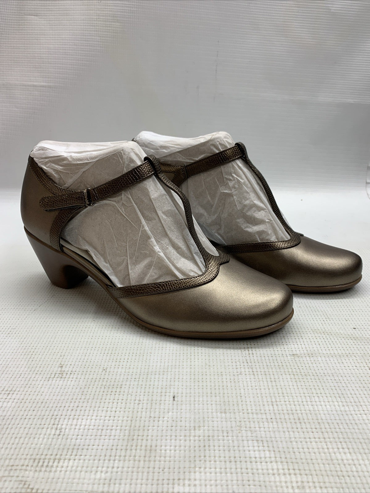 Easy Spirit Women's Cara Pump Bronze 750 Sz 10M T-Strap Upper Mid Heeled Sandal