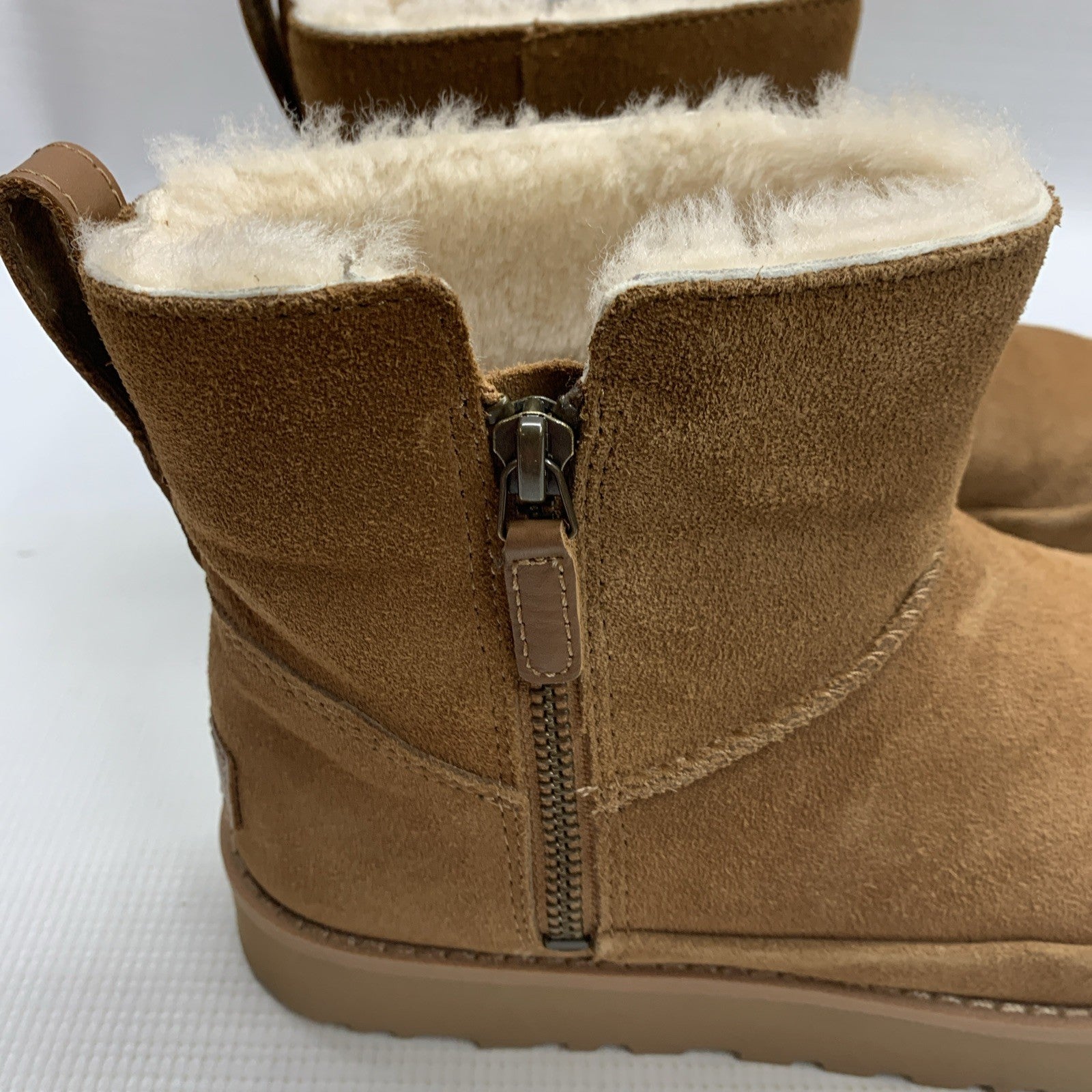 UGG Mini Big Kids Classic Boots in Brown Chestnut Size 5 K/1157732K Side Zip
