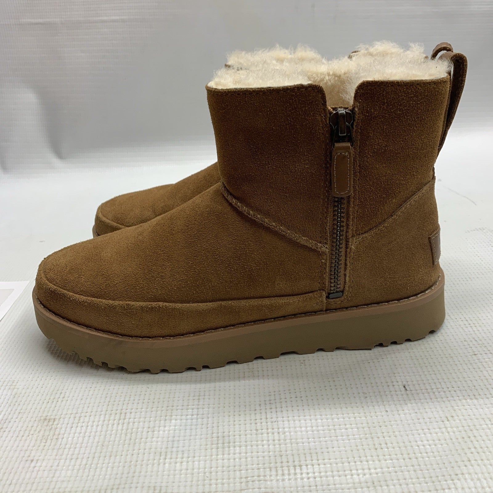 UGG Mini Big Kids Classic Boots in Brown Chestnut Size 5 K/1157732K Side Zip