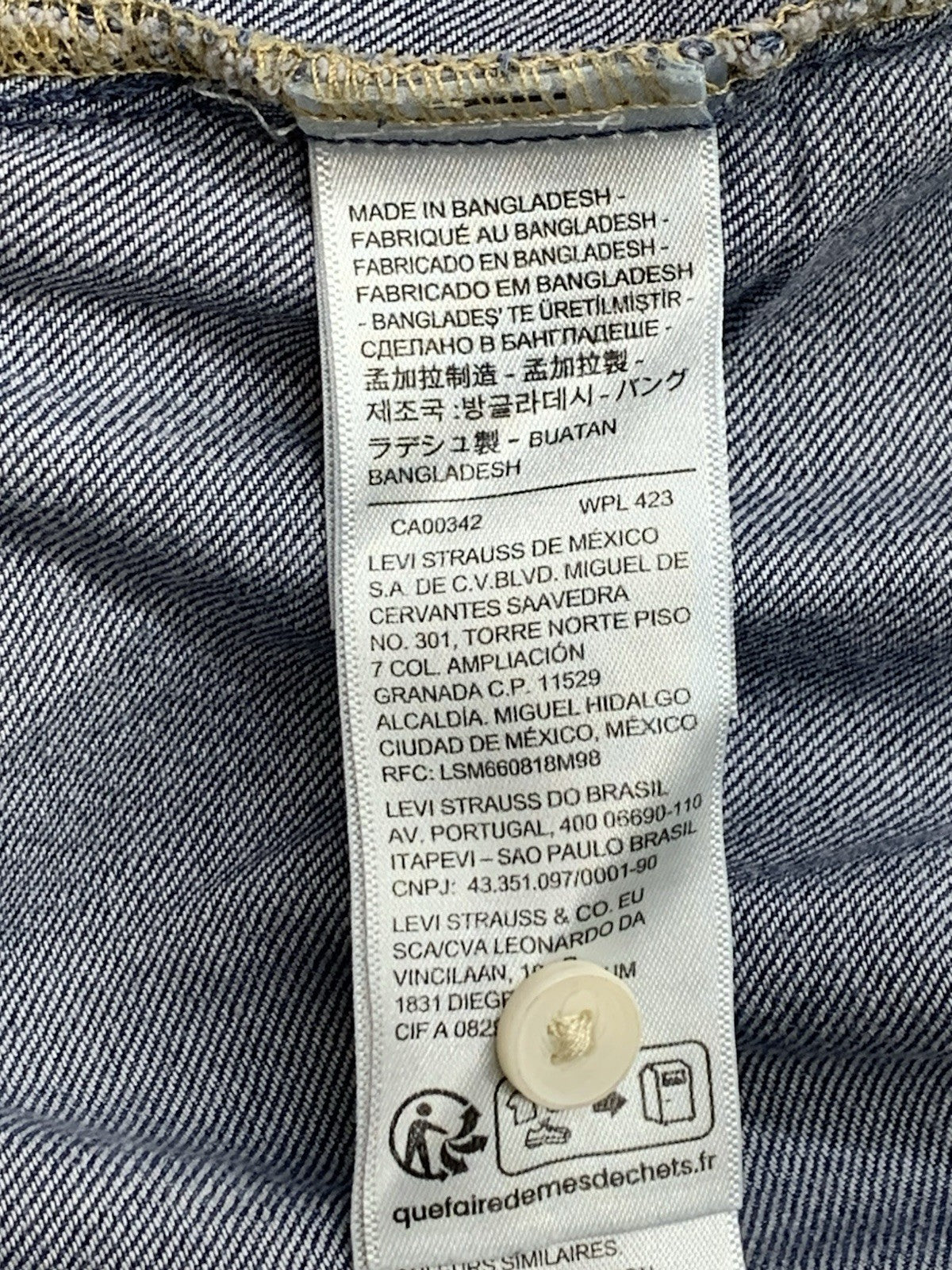 Levi’s Denim Shirt Women’s Size XL Classic Standard Fit Travel Beach Casual