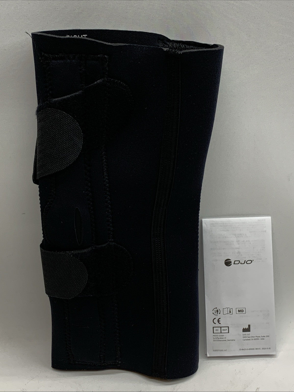 DonJoy Lateral J Patella Medium Hinged Neoprene Knee Support Brace for Right Leg