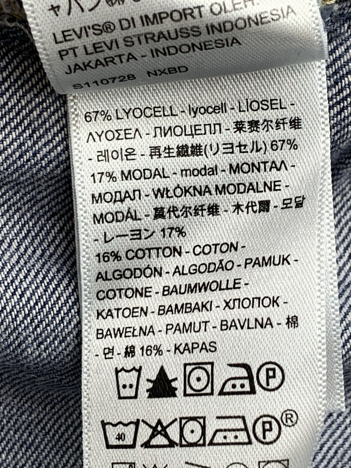 Levi’s Denim Shirt Women’s Size XL Classic Standard Fit Travel Beach Casual