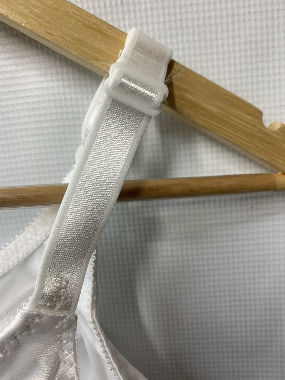 Bali Women's 34C Stay In Place Double Classic Support Wire-Free Bra White DF3820