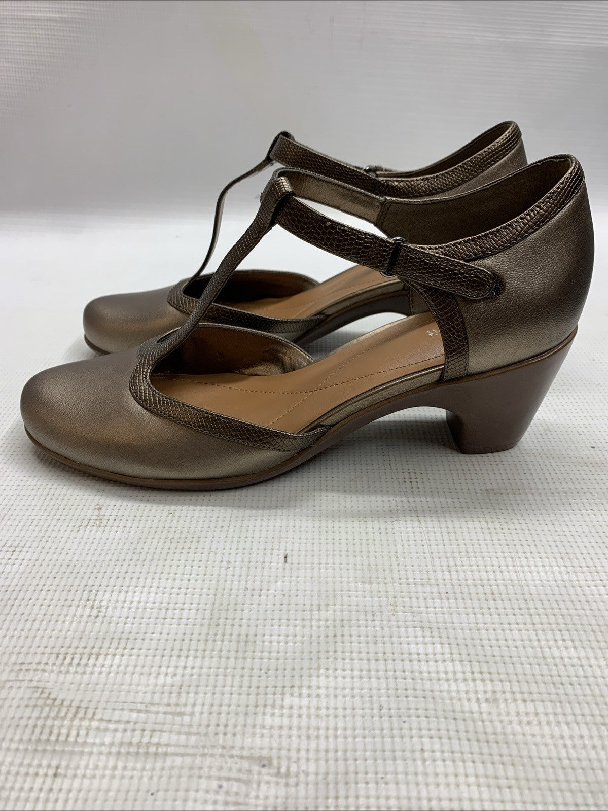 Easy Spirit Women's Cara Pump Bronze 750 Sz 10M T-Strap Upper Mid Heeled Sandal
