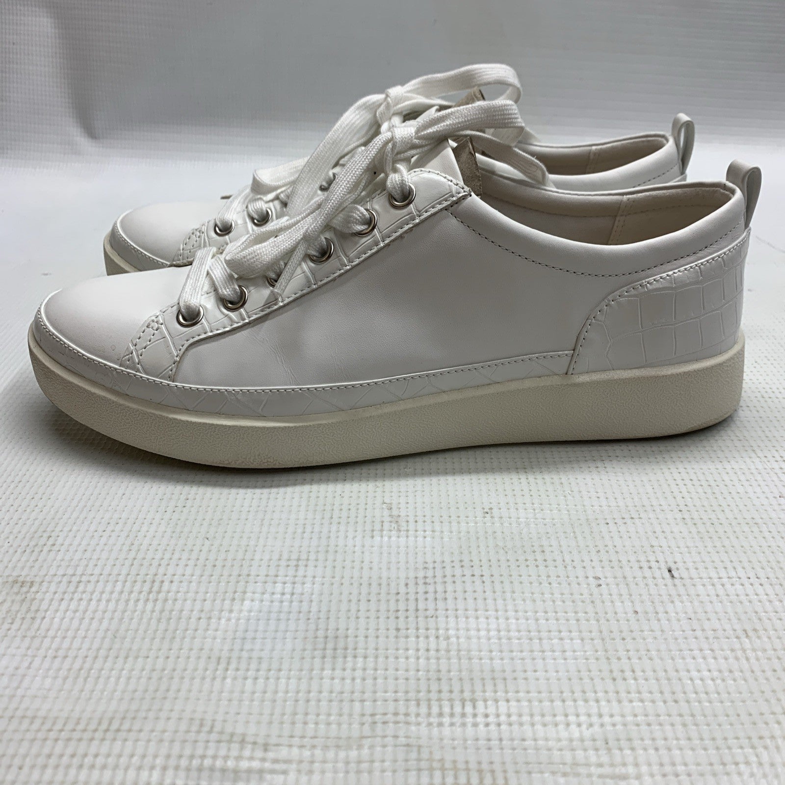 Vionic Womens Winny White Fashion Sneakers Size 9 Casual Comfort Shoes Lace-up