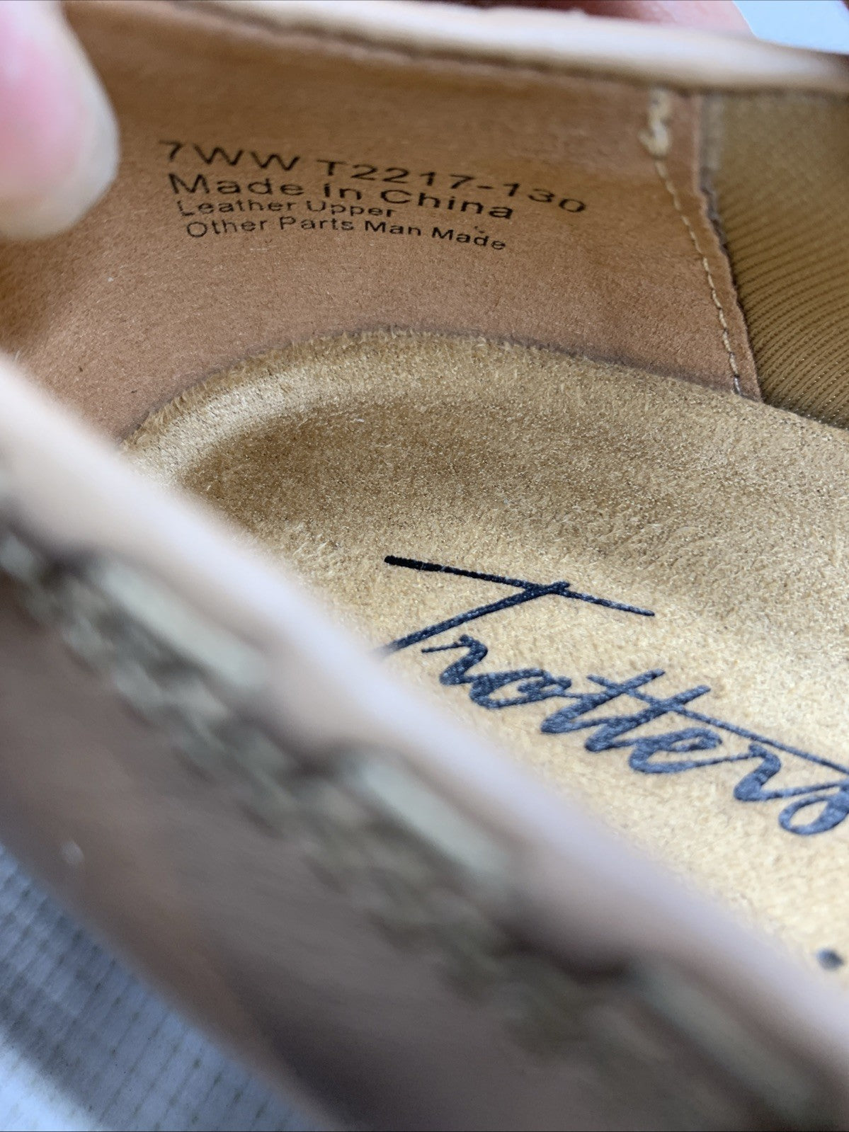 Trotters T2217-130 Dixie Leather Ballet Flat Beige Women's Size 7WW Slip-on Shoe