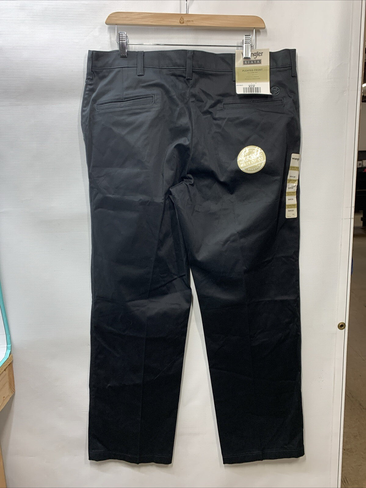 Wrangler Riata Long Pants Size 36x30 PleatedFront Relaxed Fit Mens Black Stretch