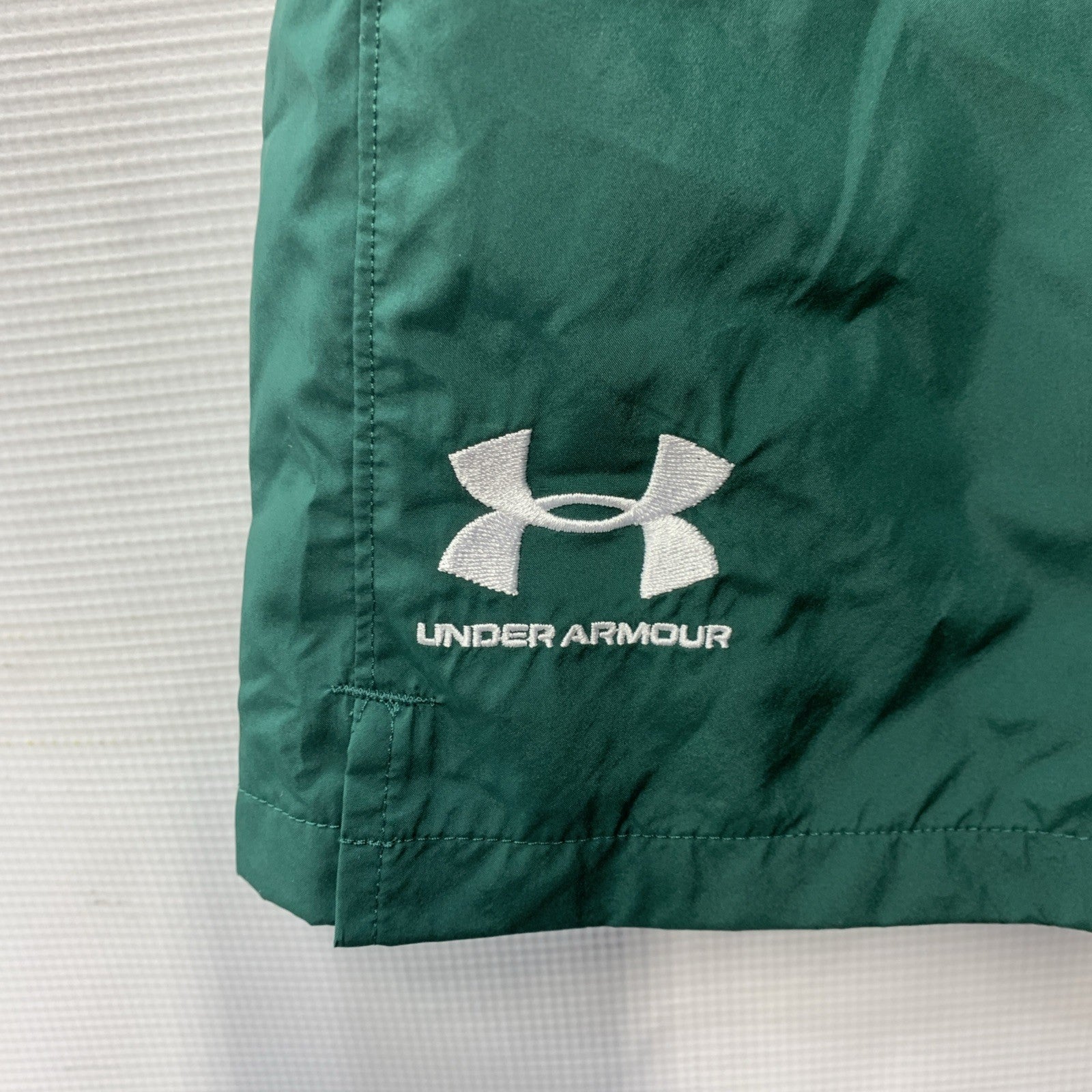 Under Armour Icon Size Large Mens Volley Shorts Green with Pockets Drawstring