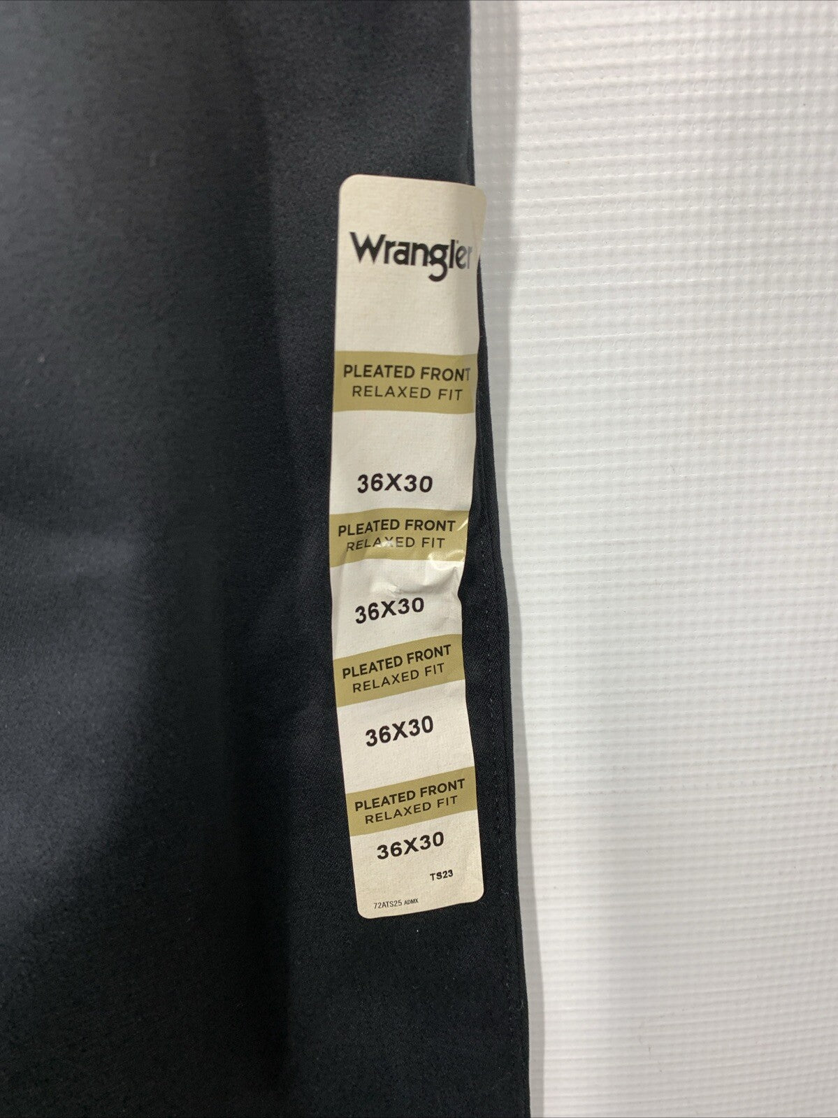 Wrangler Riata Long Pants Size 36x30 PleatedFront Relaxed Fit Mens Black Stretch
