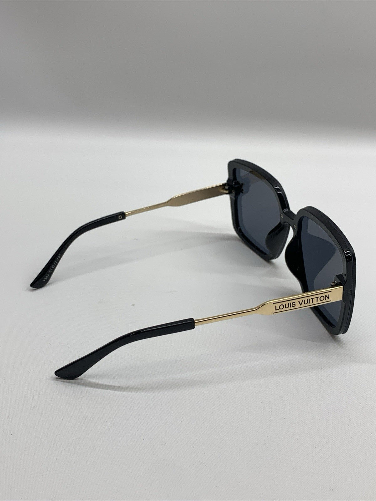 Louis Vuitton Women's Square Sunglasses Gold Metal 1342. 61 17-141 - USED GOOD