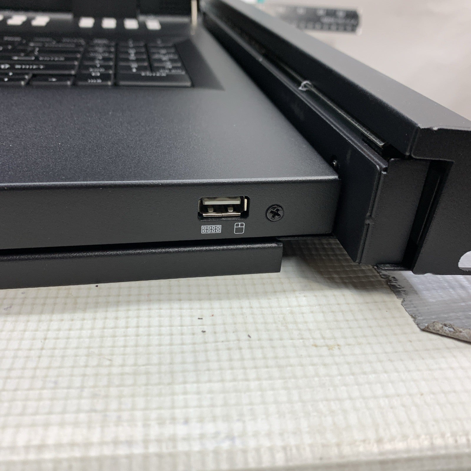 LCD KVM Switch VGA, 17'' LCD Monitor Rack Mount KVM Console 8 Port for 1U 19'...