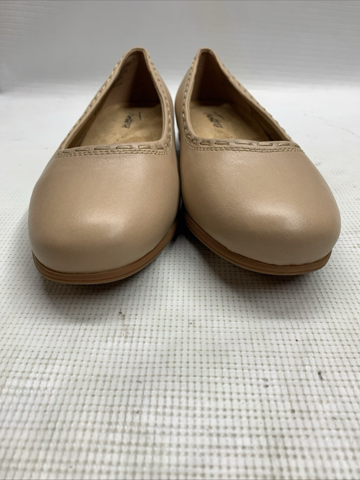 Trotters T2217-130 Dixie Leather Ballet Flat Beige Women's Size 7WW Slip-on Shoe