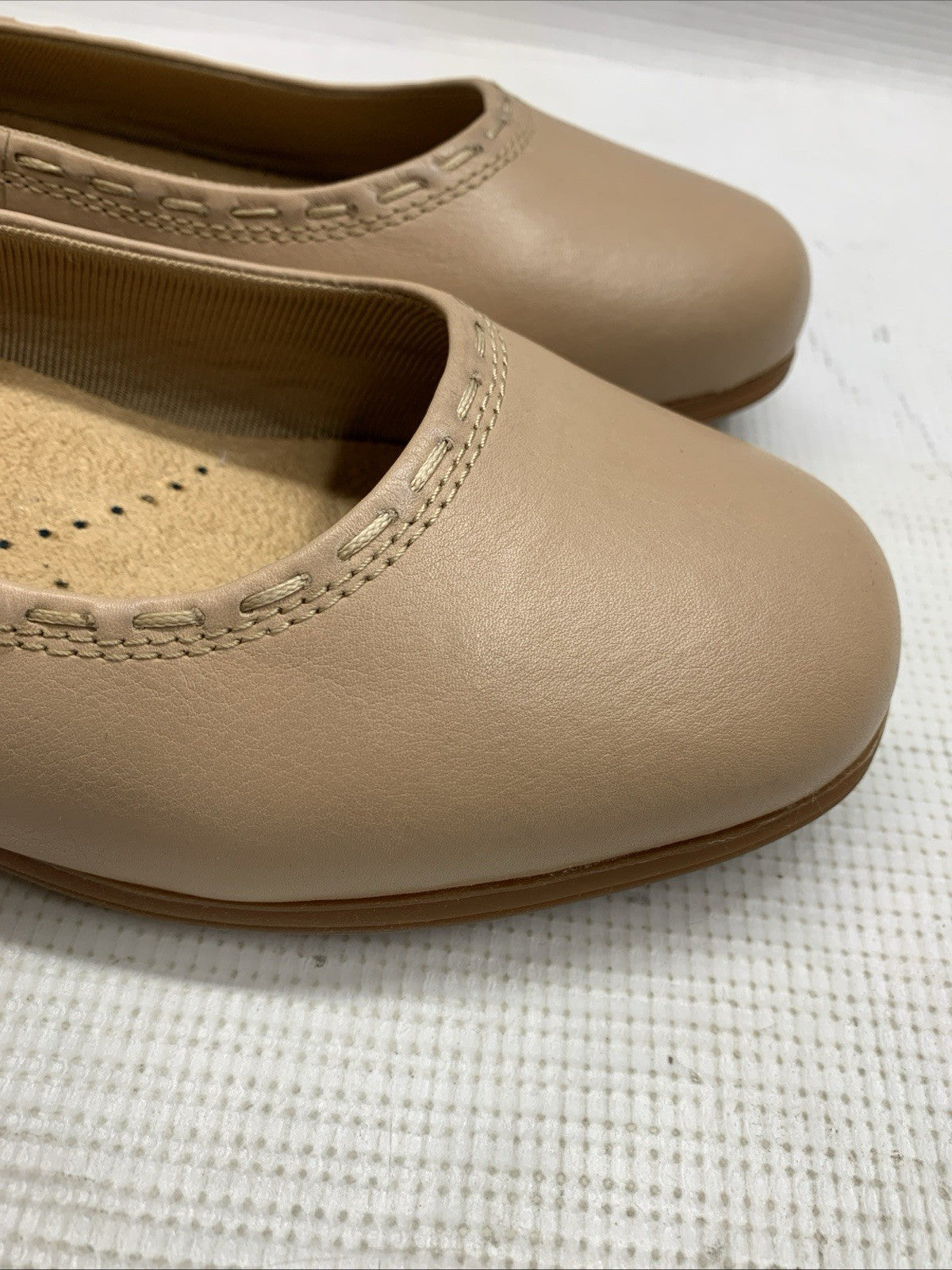 Trotters T2217-130 Dixie Leather Ballet Flat Beige Women's Size 7WW Slip-on Shoe