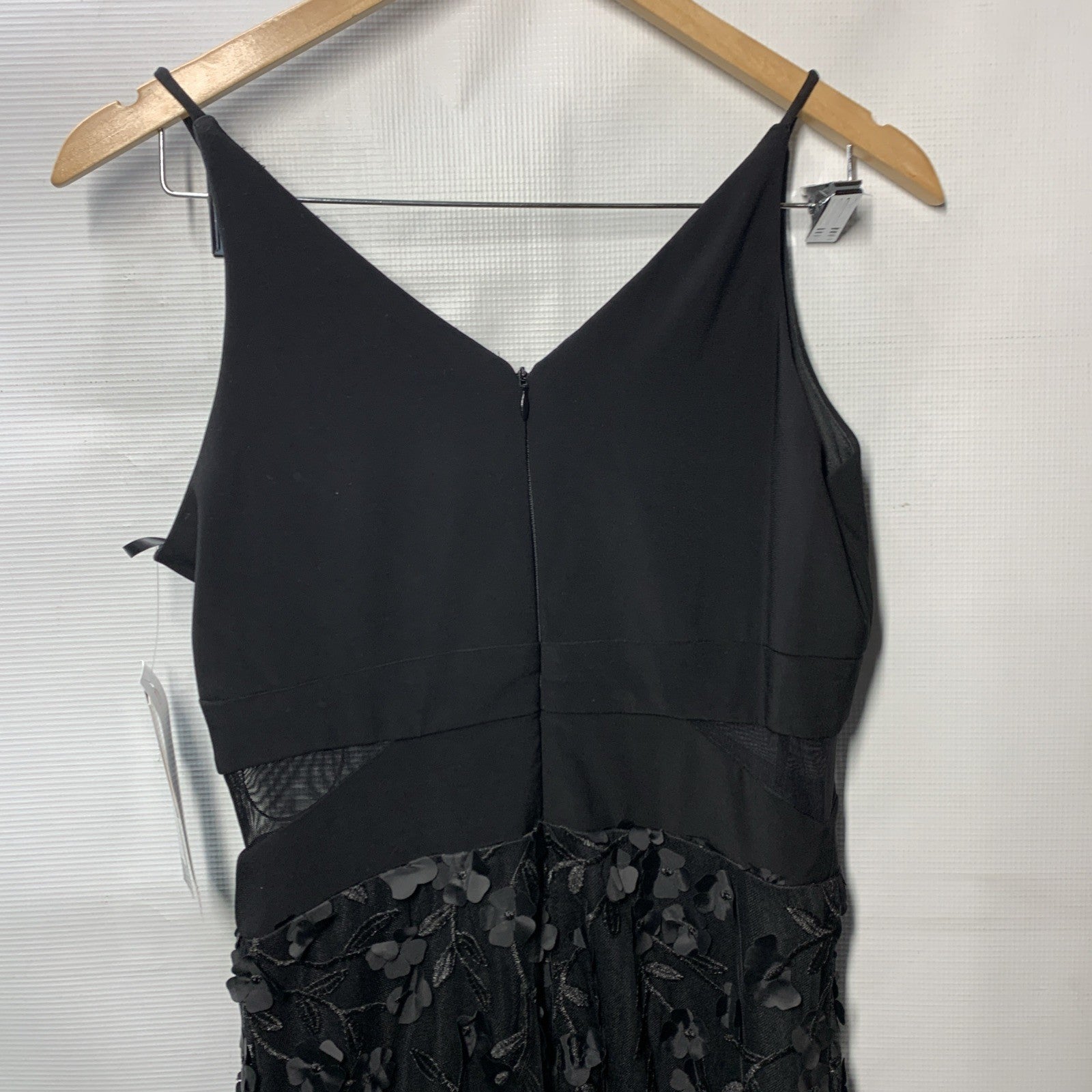 Xscape Sheer Matte Jersey Lace V-Neck Floral Appliques Floor Length Dress 6P