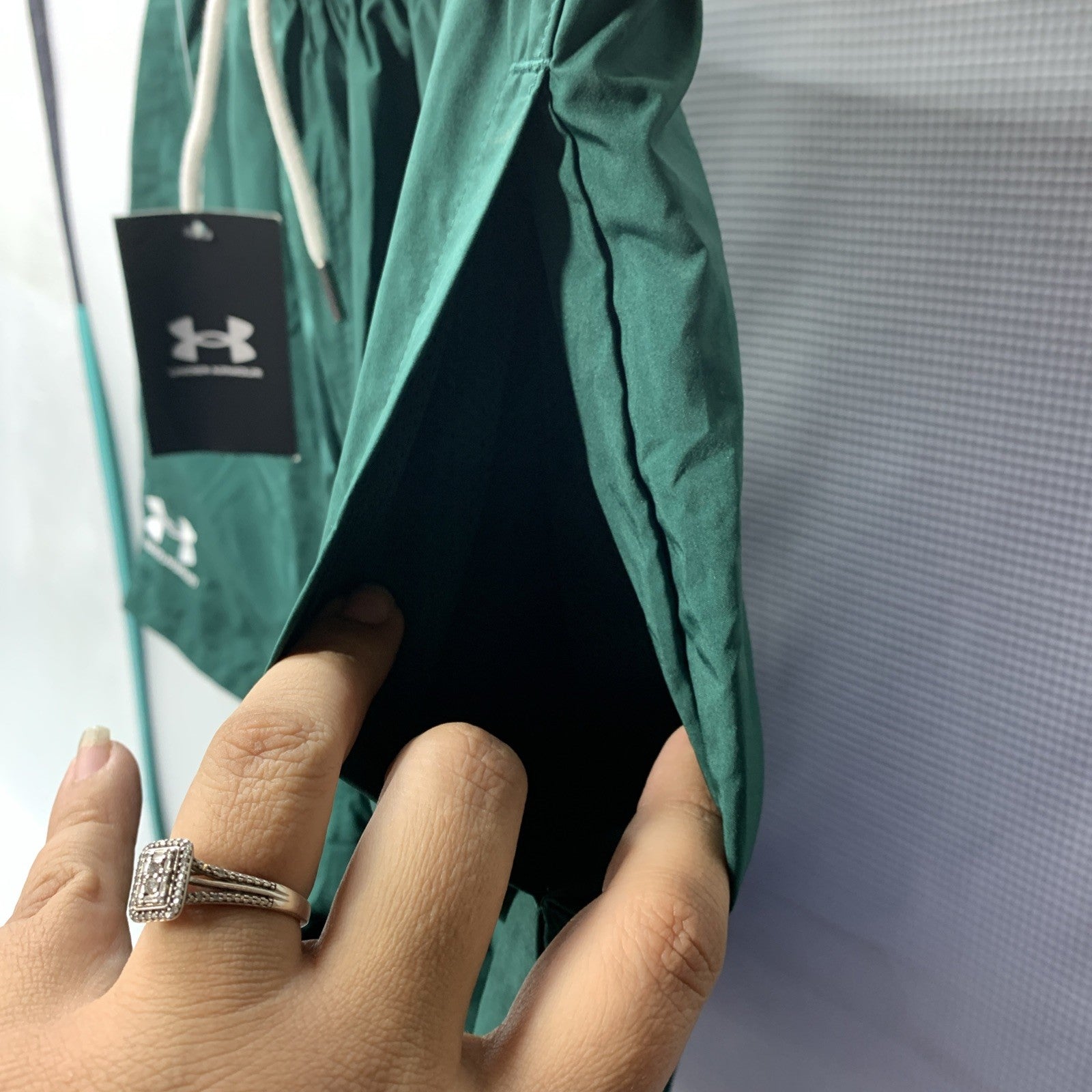 Under Armour Icon Size Large Mens Volley Shorts Green with Pockets Drawstring