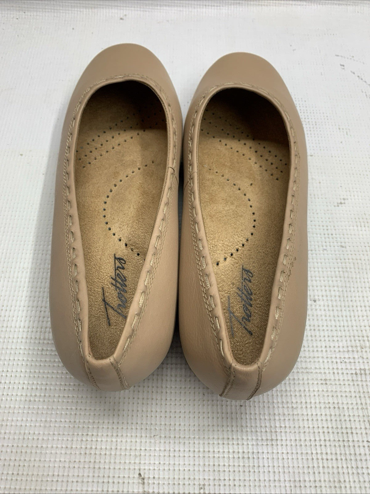 Trotters T2217-130 Dixie Leather Ballet Flat Beige Women's Size 7WW Slip-on Shoe