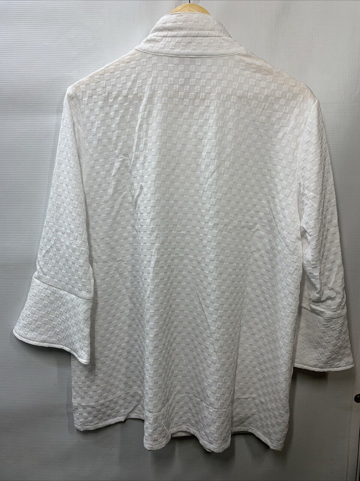 Flounce Women's Three Quarters Sleeve Wire Collar Button Size Medium Long Sleeve