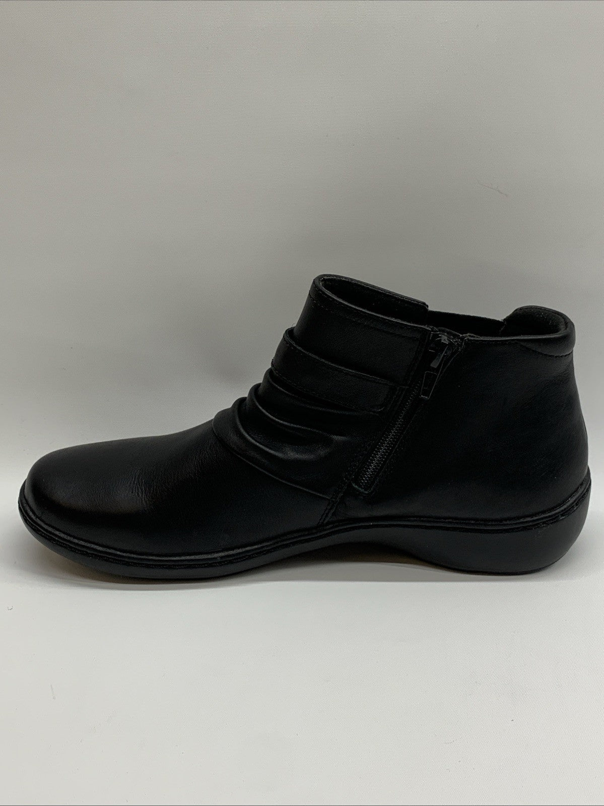 Clarks-Women's Cora Rouched Ankle Boot Black Leather-Size 8.5M Round Toe Casual